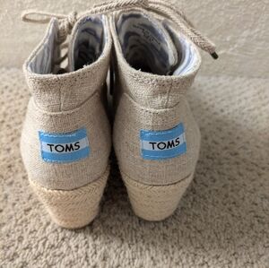 TOMS Women's Desert Taupe Suede Booties Lace Up Wedge Ankle boots SIZE 6.5